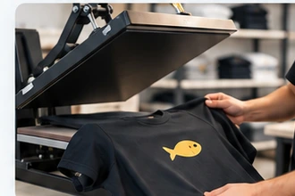 Prensa de personalização a preparar uma t-shirt com símbolo amarelo