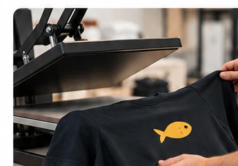 T-shirt a sair de uma prensa de personalização